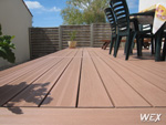 Terrasse en bois composite pour une piscine de Guadeloupe